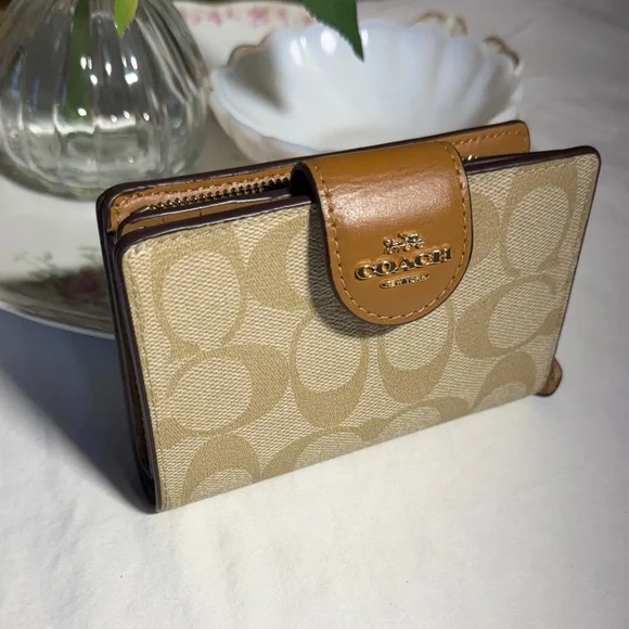 Coach Signature Canvas Wallet - Picture 3 of 5